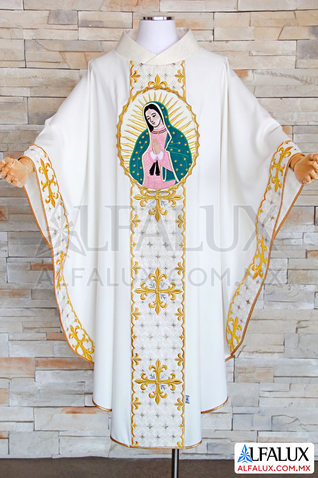06 FLOR LIZ Casulla Alfalux Blanco Laterales Medallon Virgen 340 (3)